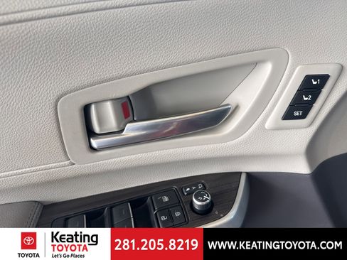 Used 2023 Toyota Sienna Limited image 8