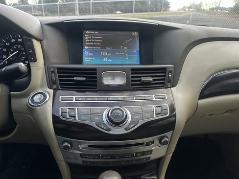 Used 2013 INFINITI M37 w/ Premium Pkg image 10