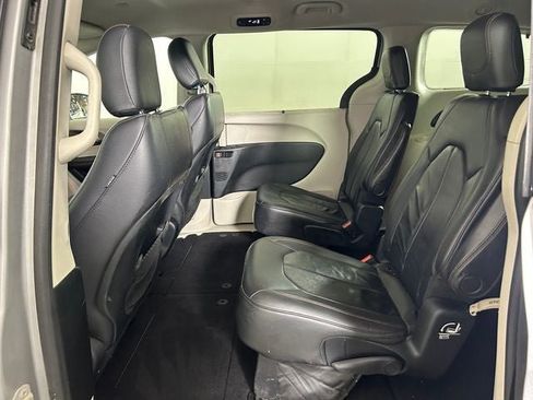 Used 2017 Chrysler Pacifica Touring-L FWD image 25