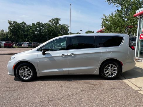 Used 2026 Chrysler Pacifica Select FWD image 4