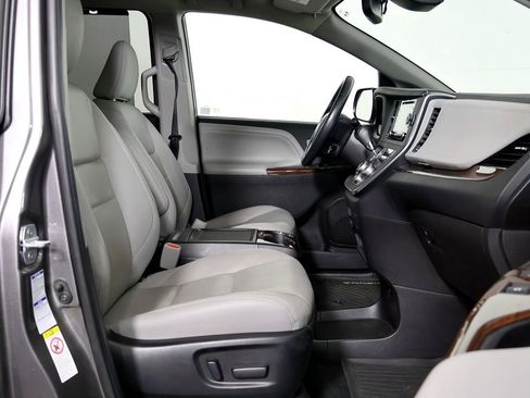 Used 2018 Toyota Sienna Limited image 47