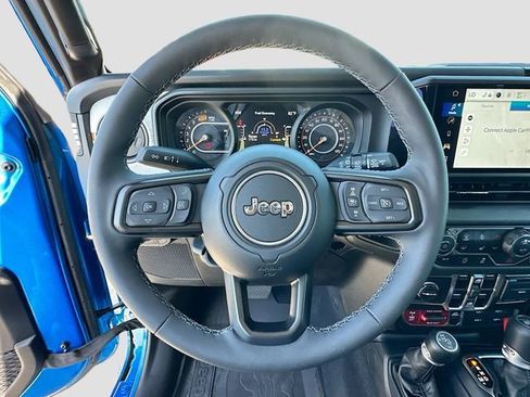 Used 2025 Jeep Wrangler Willys image 11