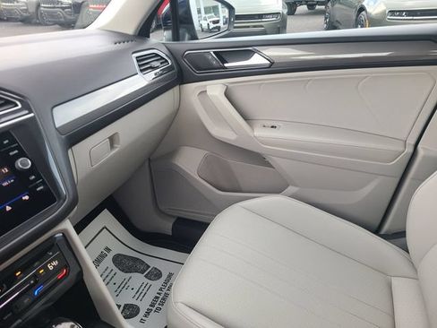 Used 2024 Volkswagen Tiguan SE AWD/4WD image 15