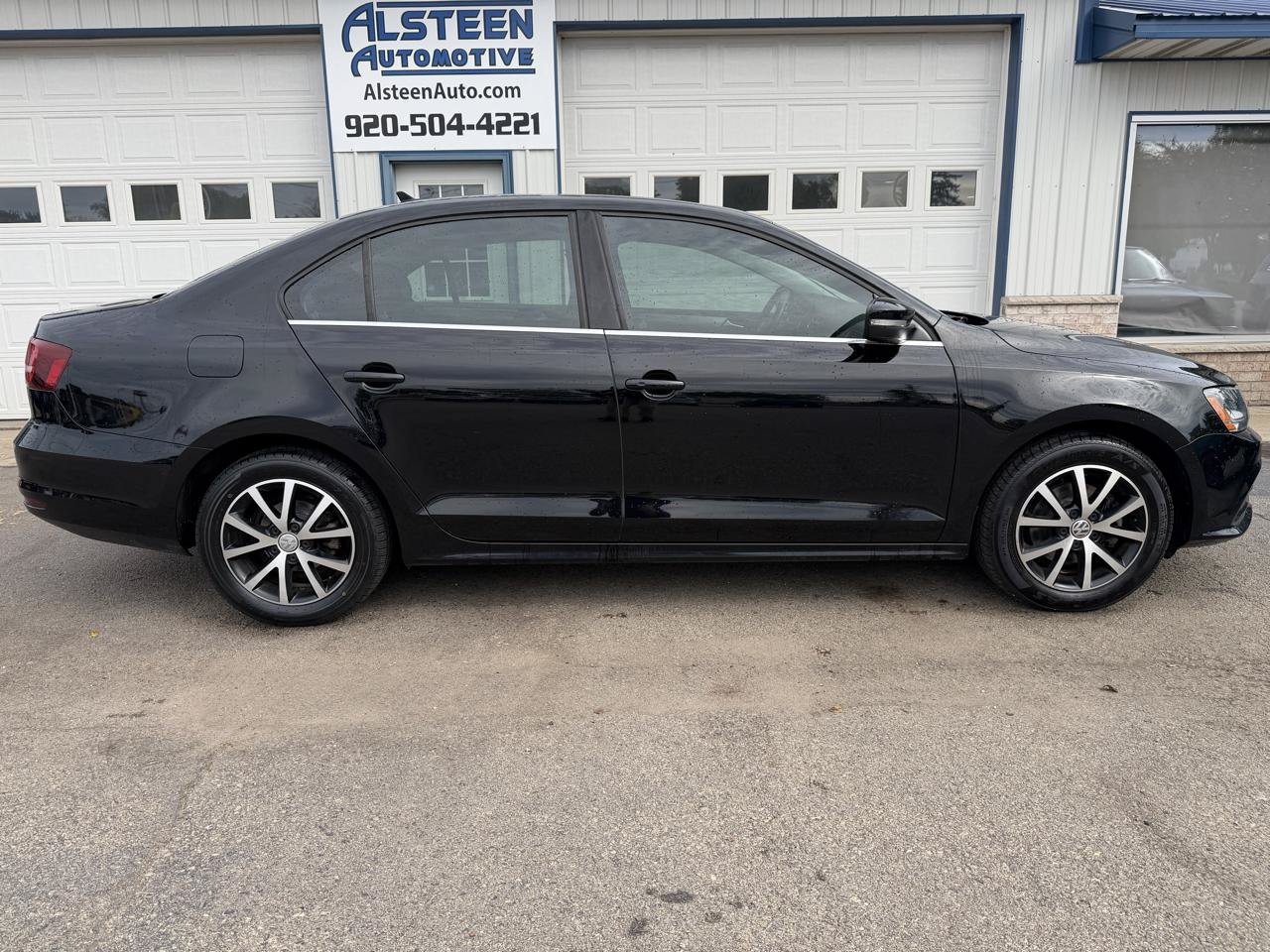 Used 2018 Volkswagen Jetta SE FWD image 2