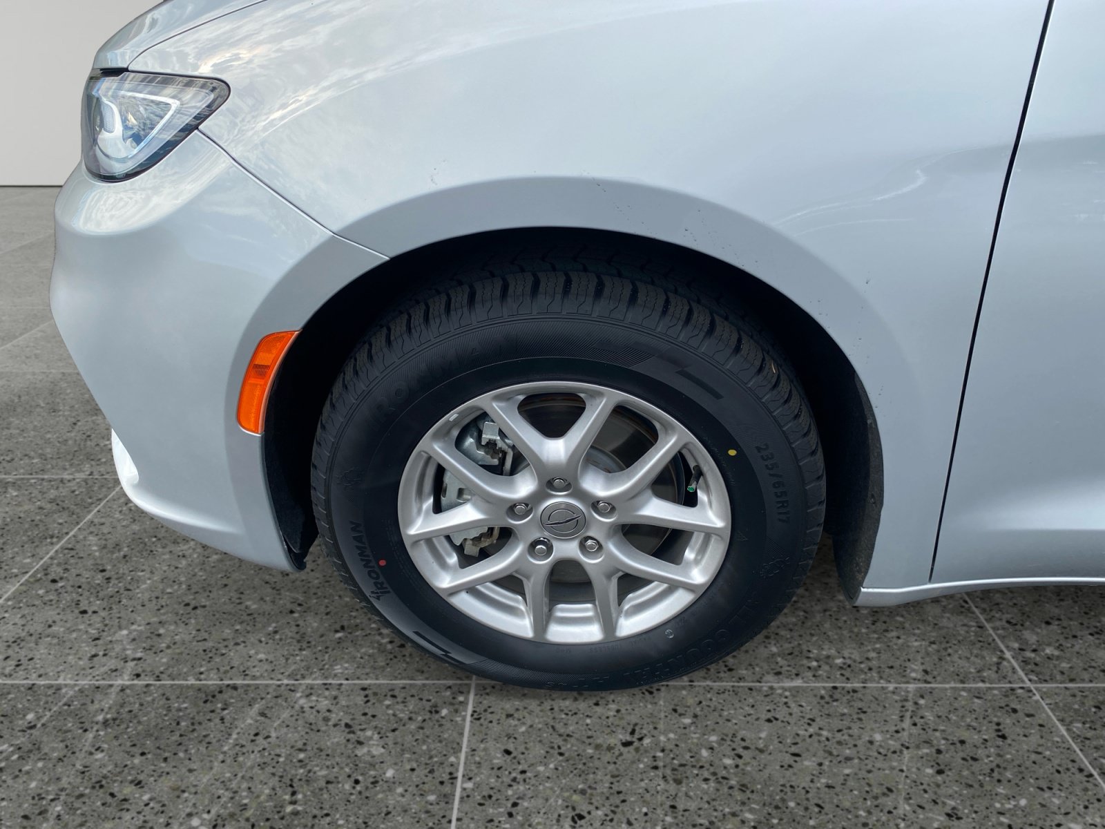 Used 2024 Chrysler Pacifica Touring FWD image 14