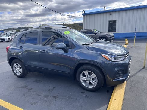 Used 2022 Chevrolet Trax LT w/ LT Convenience Package image 8