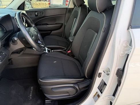Used 2024 Hyundai Venue Limited FWD image 31