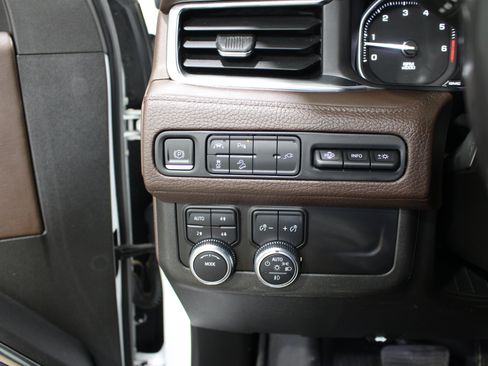 Used 2021 GMC Yukon XL Denali AWD/4WD image 8