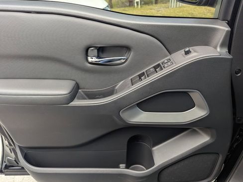 Used 2024 Nissan Frontier SV w/ SV Convenience Package image 23