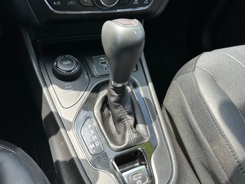 Used 2019 Jeep Cherokee Limited AWD/4WD image 33