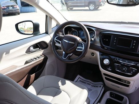 Used 2017 Chrysler Pacifica LX FWD image 12