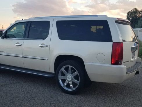 Used 2007 Cadillac Escalade ESV AWD w/ Information Package image 4