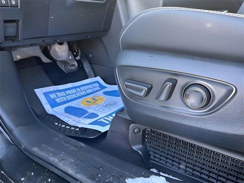 Used 2025 Toyota Sienna LE image 23