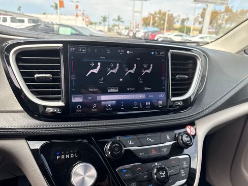 Used 2024 Chrysler Pacifica Limited FWD image 28