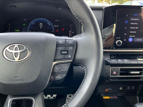 Used 2025 Toyota Camry SE image 24