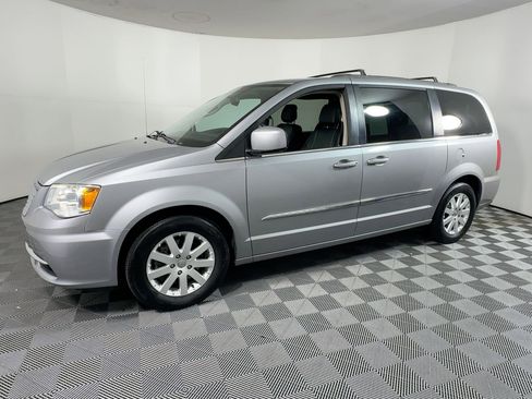 Used 2014 Chrysler Town & Country Touring image 19