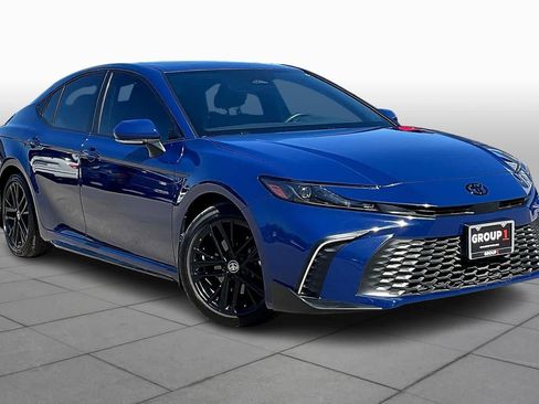 Used 2025 Toyota Camry SE w/ Convenience Package FWD image 2