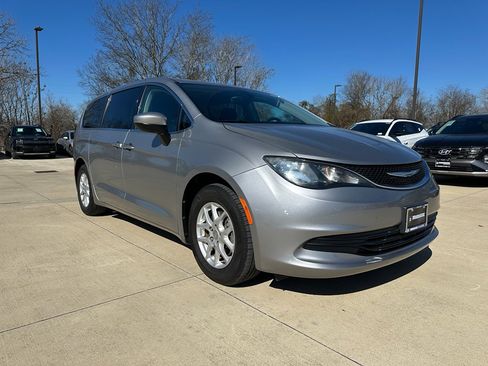 Used 2017 Chrysler Pacifica Touring image 3