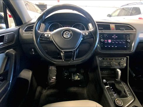 Used 2019 Volkswagen Tiguan SE w/ Panoramic Sunroof Package image 5