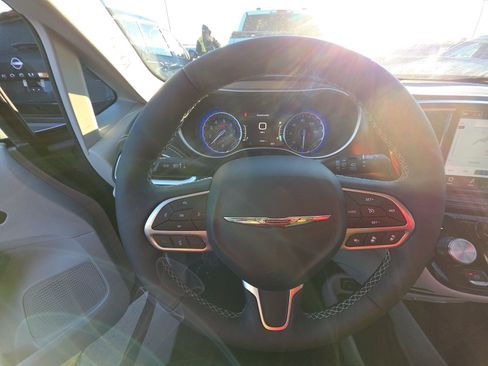 Used 2024 Chrysler Pacifica Touring-L FWD image 8