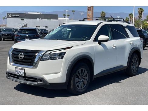 Used 2022 Nissan Pathfinder SV FWD image 2
