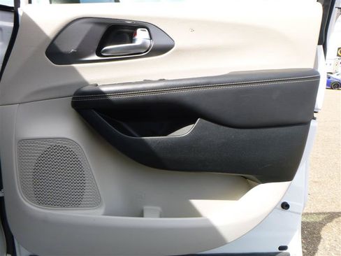 Used 2023 Chrysler Pacifica Touring-L FWD image 19