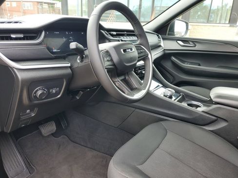 Used 2024 Jeep Grand Cherokee Laredo X AWD/4WD image 16