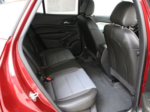 Used 2024 Chevrolet Trax LT w/ Driver Confidence Package FWD image 28