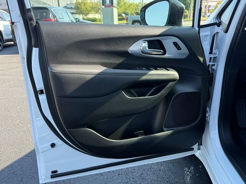 New 2025 Chrysler Pacifica Limited FWD image 13