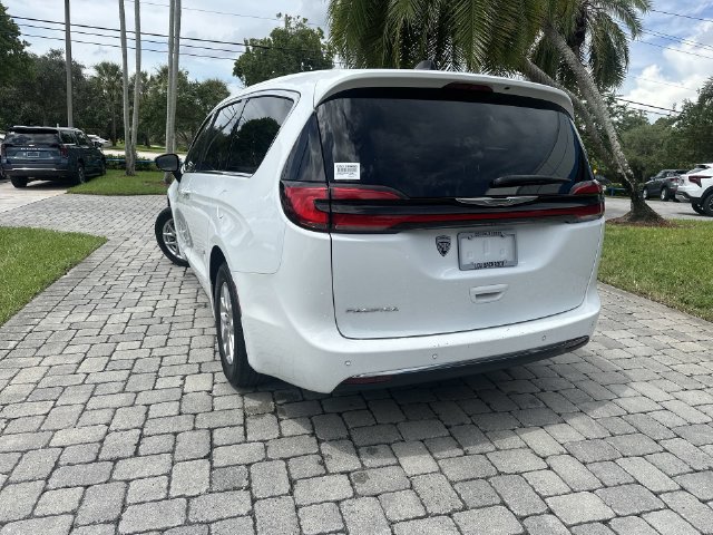Used 2024 Chrysler Pacifica Touring FWD image 12