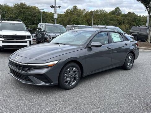 Used 2025 Hyundai Elantra Blue image 3
