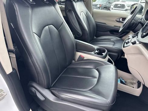 Used 2023 Chrysler Pacifica Touring-L FWD image 25