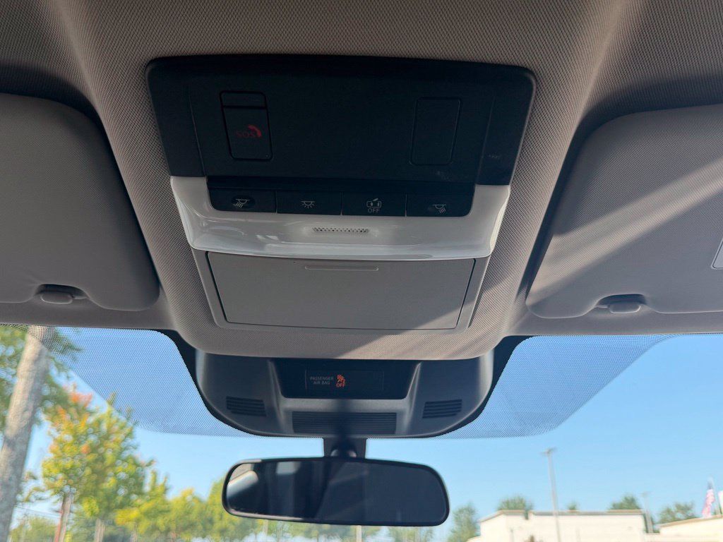 Used 2025 Nissan Rogue SV FWD image 17