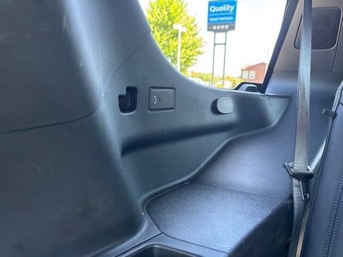 Used 2025 Chevrolet Tahoe Z71 AWD/4WD image 36