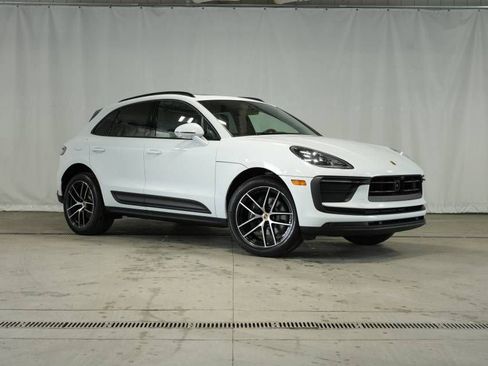 Certified 2025 Porsche Macan AWD/4WD image 9