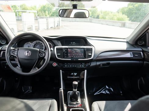 Used 2017 Honda Accord EX image 14