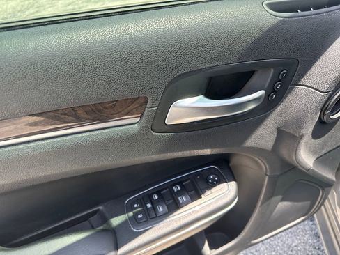Used 2018 Chrysler 300 Limited RWD image 11