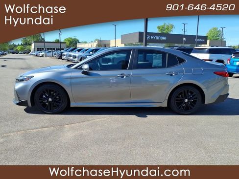 Used 2025 Toyota Camry SE image 2