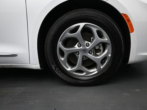 Used 2023 Chrysler Pacifica Limited FWD image 10