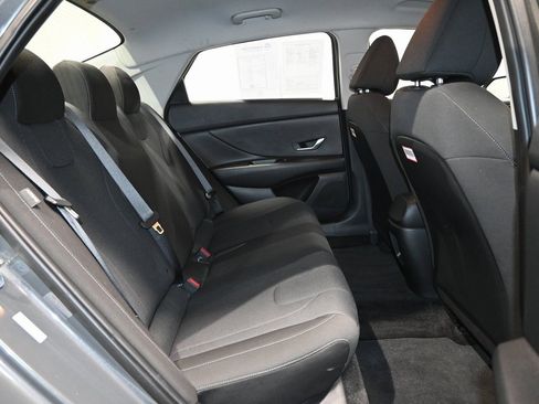 Used 2025 Hyundai Elantra SE image 12