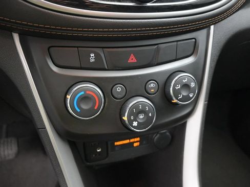 Used 2020 Chevrolet Trax LT w/ LT Convenience Package AWD/4WD image 22