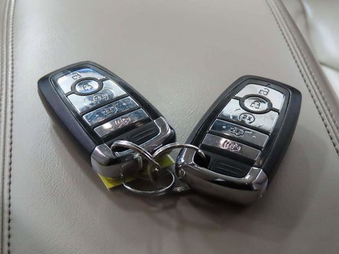 Used 2022 Lincoln Nautilus FWD w/ Premium Package image 18