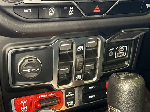 Used 2025 Jeep Wrangler Unlimited Rubicon w/ Convenience Group AWD/4WD image 31