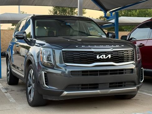 Used 2022 Kia Telluride EX w/ EX Premium Package FWD image 3