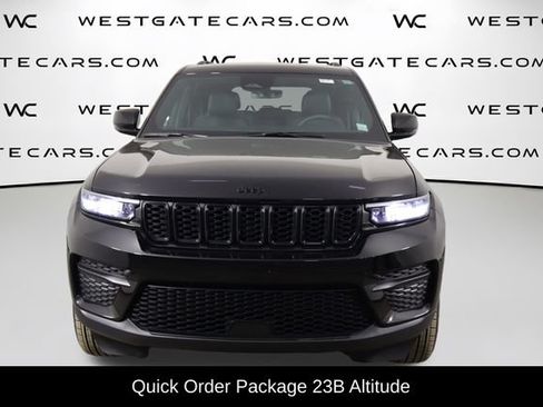Used 2025 Jeep Grand Cherokee Altitude AWD/4WD image 2