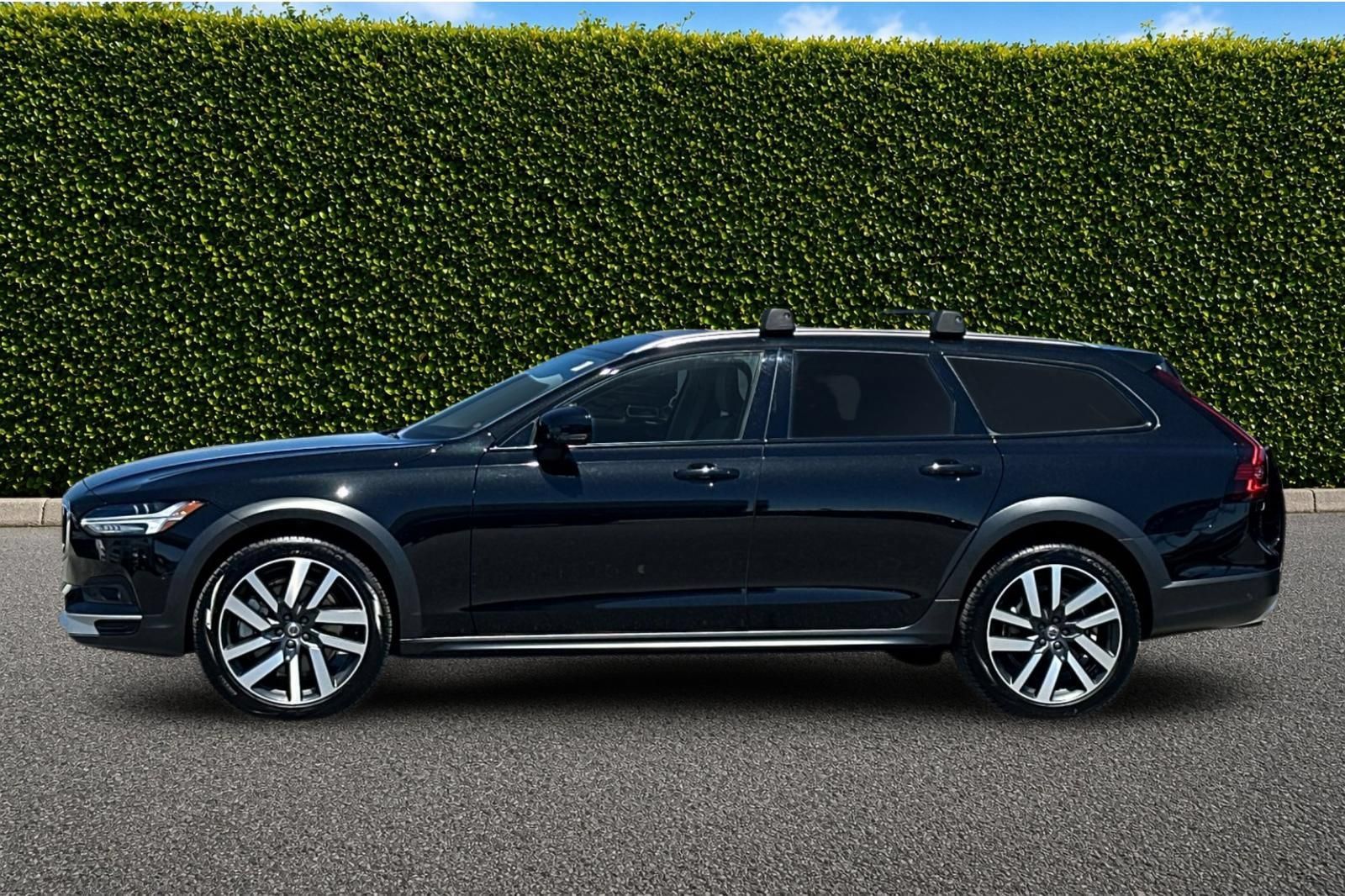 Used 2025 Volvo V90 B6 Cross Country Ultra AWD/4WD image 7