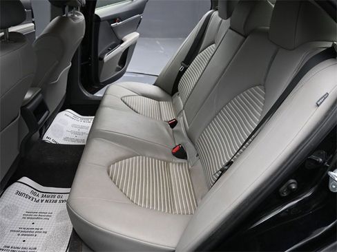 Used 2018 Toyota Camry SE image 10