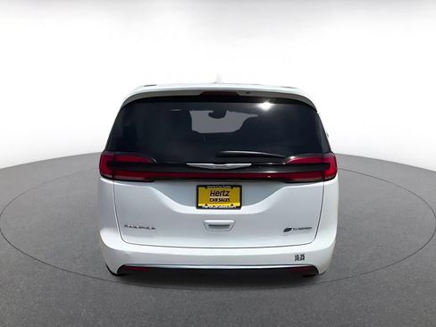 Used 2022 Chrysler Pacifica Touring-L FWD image 12