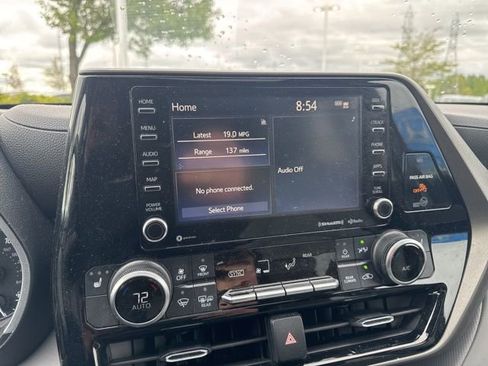 Used 2020 Toyota Highlander XLE AWD/4WD image 25