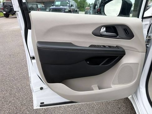 Used 2024 Chrysler Pacifica Limited FWD image 24